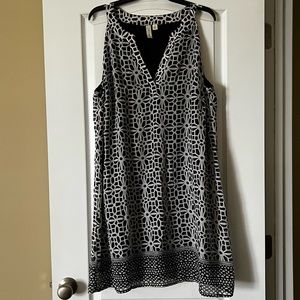 Flattering black and white shift dress